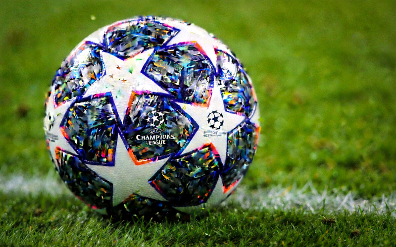 欧冠联赛官方用球在草地上的特写