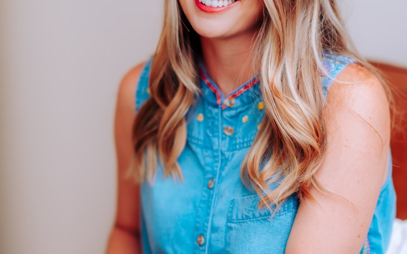 AC米兰球员莱奥在训练中带球突破的瞬间